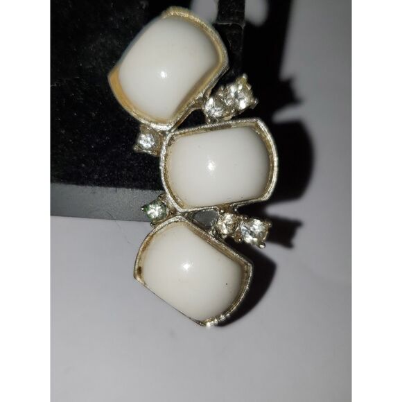 A Vintage Pair of Kramer Earrings Ear Climber Clip Back Milk Glass Wedding - Picture 2 of 9